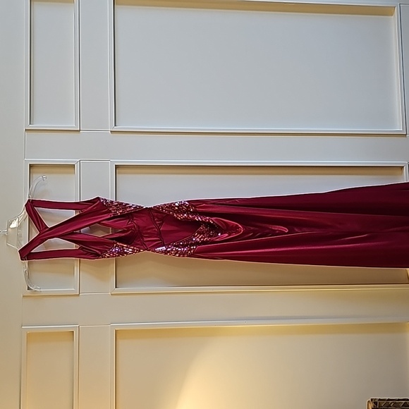 Red, full length, halter, open back, peeek-a-boo sides, with sequence - Picture 5 of 6